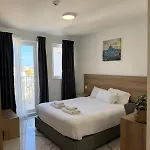 1 Bedroom Exclusive Penthouse - By Hostmt Apartmán