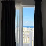 1 Bedroom Exclusive Penthouse - By Hostmt Apartmán *