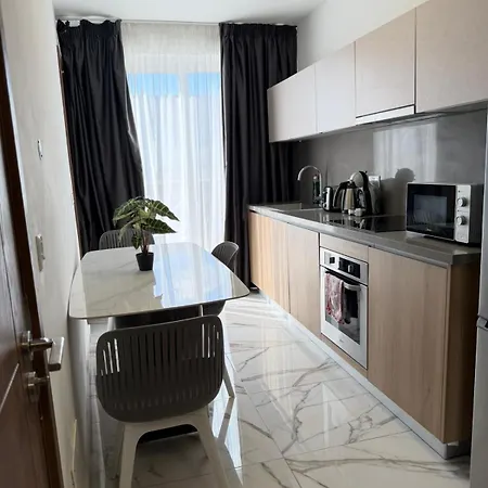 1 Bedroom Exclusive Penthouse - By Hostmt *