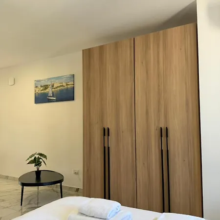 1 Bedroom Exclusive Penthouse - By Hostmt *